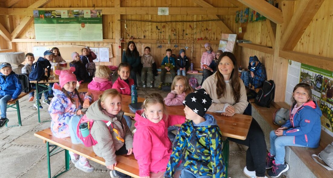 Floß. Der Lesespaziergang der Grundschule begeisterte die Klassen eins bis vier mit fünf Stationen zwischen Aula, Turnhalle, Kreislehrgarten, Bücherei und Bank. Ziel war Lesefreude und Kompetenz. Über 120 Kinder machten mit.