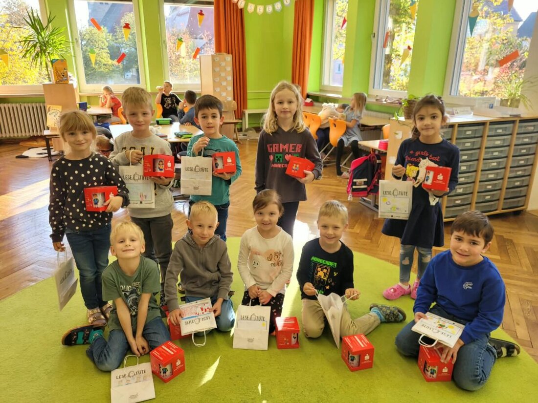 Erbendorf. Mit bunten Lesetüten der IG Leseförderung und einer Porzellantasse der Sparkasse starten die Schulanfänger der Grundschule Erbendorf ins Schuljahr, gestaltet und von der zweiten Klasse als Willkommensgruß überreicht.