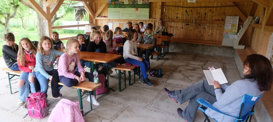 Floß. Schulkinder der Flosser Grundschule erlebten einen "Leserspaziergang" mit fünf Stationen zur Freude am Lesen. Die Aktion soll die Lesekompetenz stärken und wird zur festen Einrichtung.
