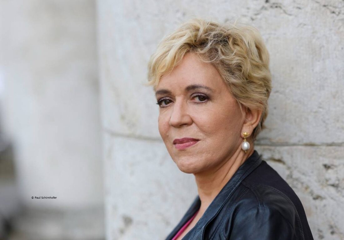 Amberg.
Die Stadtbibliothek Amberg lädt am 2. Juli 2026 um 20.00 Uhr in Amberg, Stadtbibliothek zu einer Lesung von Petra Reski ein, die mit Witz, Melancholie und politischer Treffsicherheit Italien aus nächster Nähe beleuchtet.
Das Ticket gibt es über okticket.de.