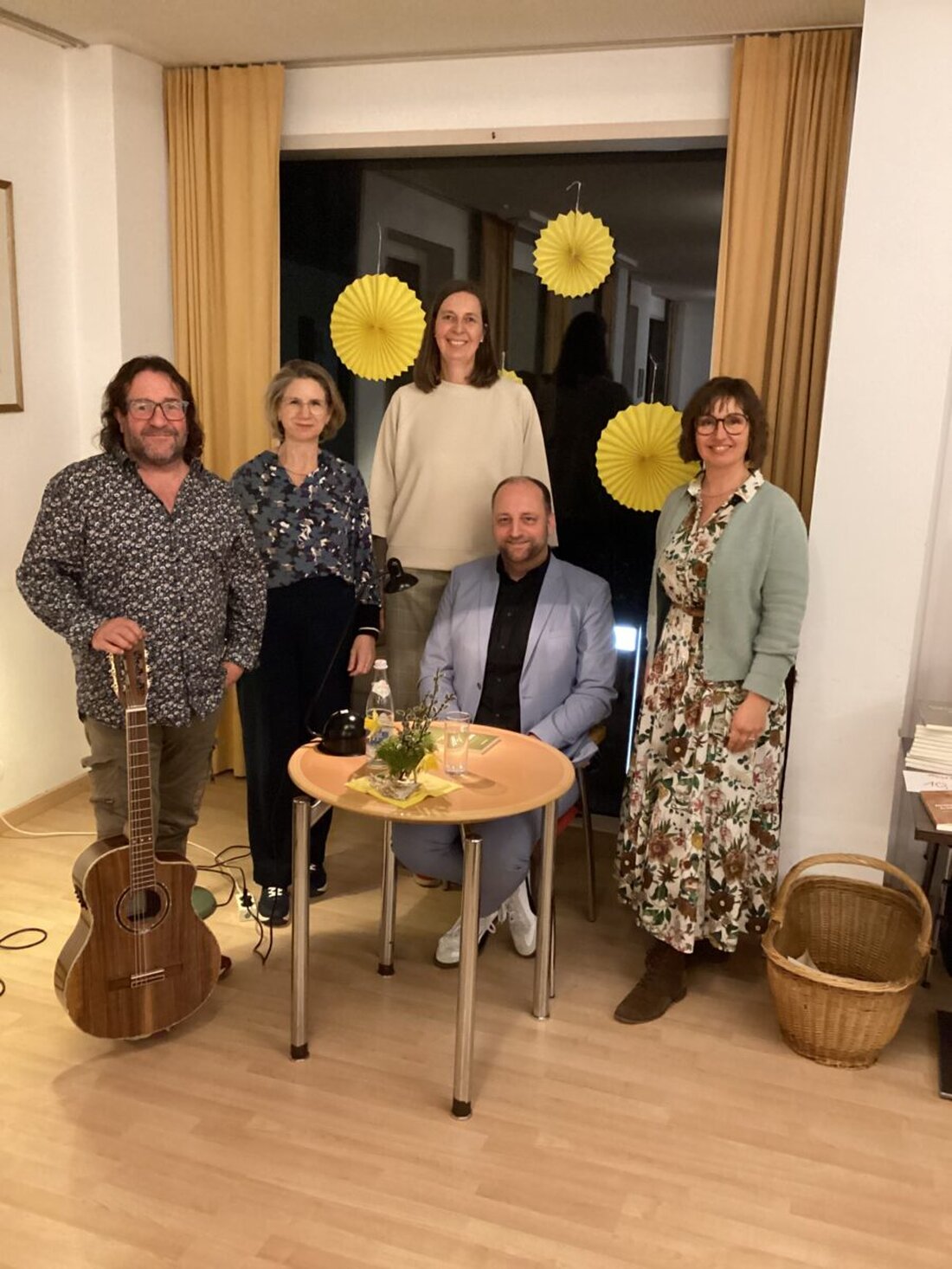 Burglengenfeld. Im Bürgertreff trafen sich Literatur und Musik bei der Aktion Städtedreieck liest. Dr. Peter Kaspar begeisterte mit Sprachgeschichten, Martin Pilz alias Hammerhack sorgte mit Songs und Anekdoten für Stimmung.