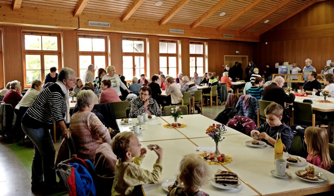 Letzau. Unter dem Motto "Wir backen ihren Sonntagskuchen" lud der Katholische Frauenbund zahlreiche Gäste zum Kuchenverkauf am Erntedanksonntag. Es gab eine große Auswahl selbstgebackener Torten und Kuchen, die Veranstaltung wurde sehr gut angenommen.