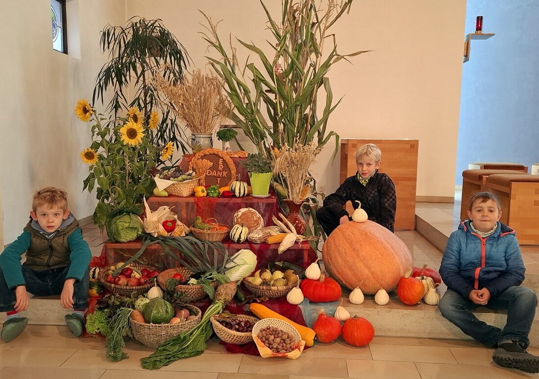 Letzau. Beim Erntedankfest dankten die Einwohner Gottes Gaben und schmückten den Altar mit Feldfrüchten. Der Seelsorgerat gestaltete den Altar in der Kirche St. Johann Nepomuk festlich.