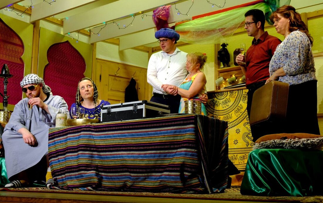 Letzau. Die Theatergruppe Letzau begeisterte mit dem Lustspiel „Die Wüste blüht“ und sorgte für ausgelassene Stimmung und herzhaftes Lachen. Zahlreiche Besucher erlebten einen unvergesslichen Abend voller Humor.
