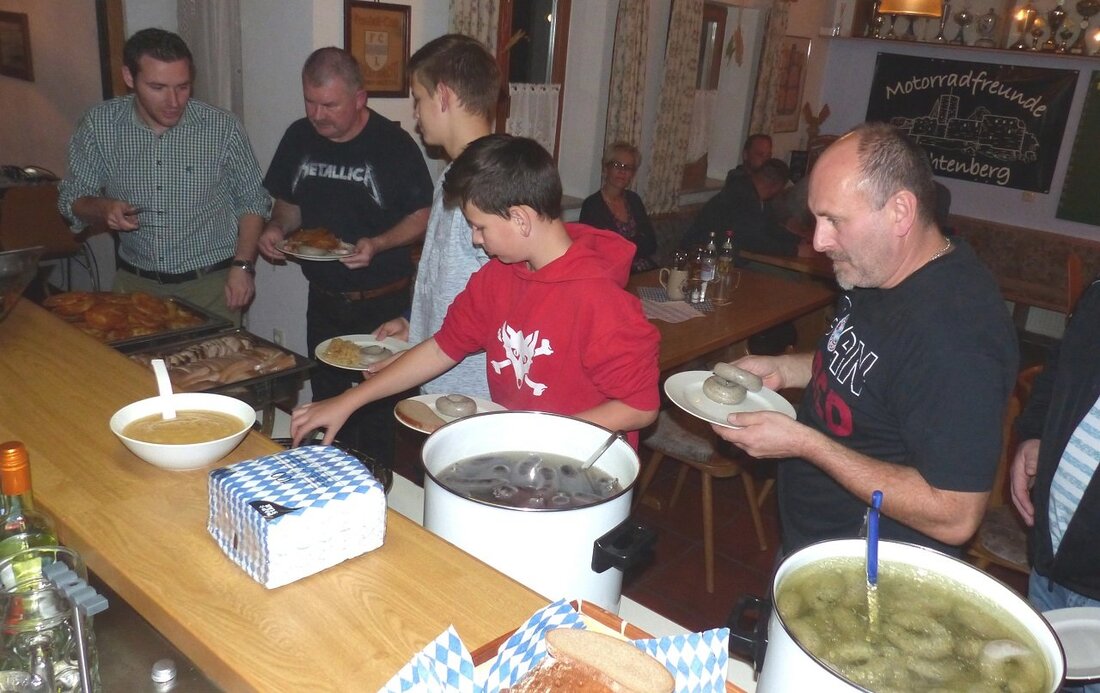 Leuchtenberg. Frischer Dotsch und Schweinespezialitäten: Bereits zum sechsten Mal in Folge lud die DJK Leuchtenberg zum Schlachtschüsselessen. Und auch diesmal war der Andrang groß.  Von Sieglinde Schärtl Einst war es [&hellip;]