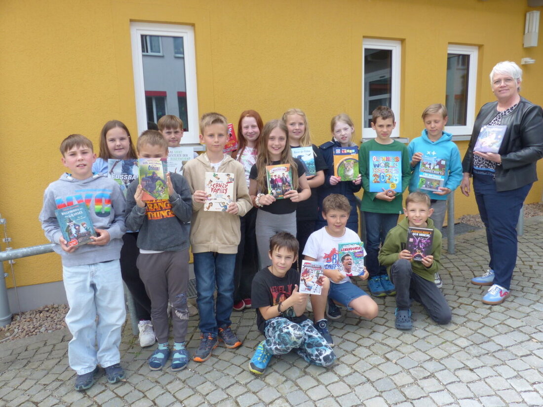 Leuchtenberg. Am Tag des Buches erkundeten Viertklässler in Weiden Bücher und erhielten dank Spende 200 Euro für Wunschbücher. Neue Bücher wie "Magischen Tiere" und "Guinness Word Records 2025" bereichern nun die Schulbibliothek.