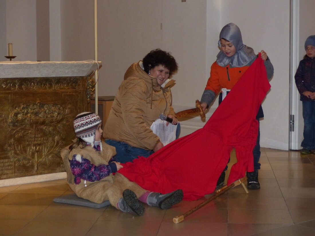 Leuchtenberg. Kinder des Kindergarten St. Johannes feierten mit einer Andacht und einem Laternenumzug den Namenstag des Heiligen Martin. Trotz Nieselregens zogen sie singend um die Burganlage, begleitet von Feuerwehr und dem Heiligen Martin auf dem Pferd „Apatsch“.