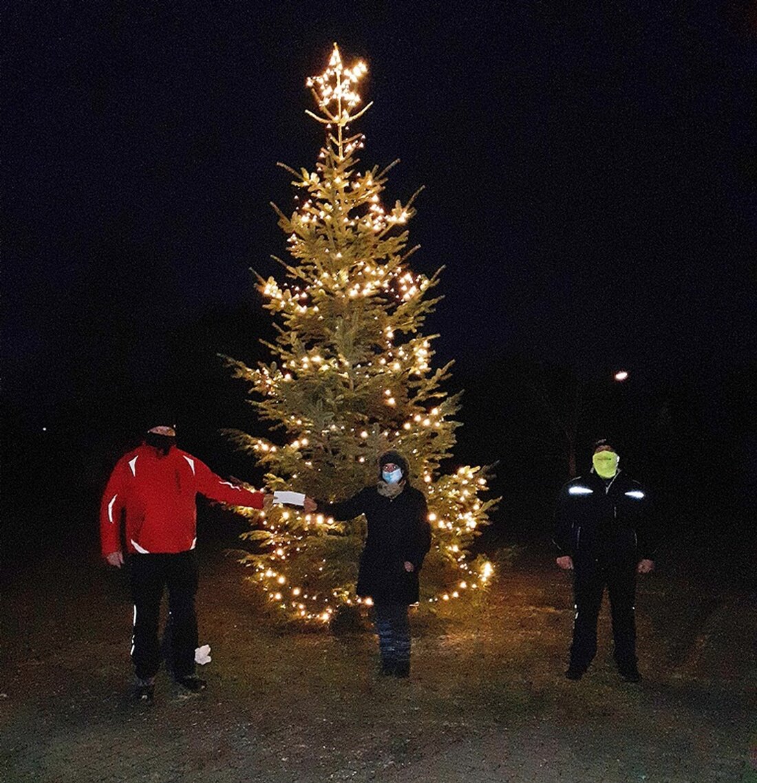 Hütten. Wie jedes Jahr findet das Lichterbaumentzünden am 1. Adventssonntag nach dem traditionellen Hüttner Adventssingen vor der Kirche statt. Doch auch hier hatte das Corona-Jahr eine Änderung vorgesehen. Von Jürgen [&hellip;]