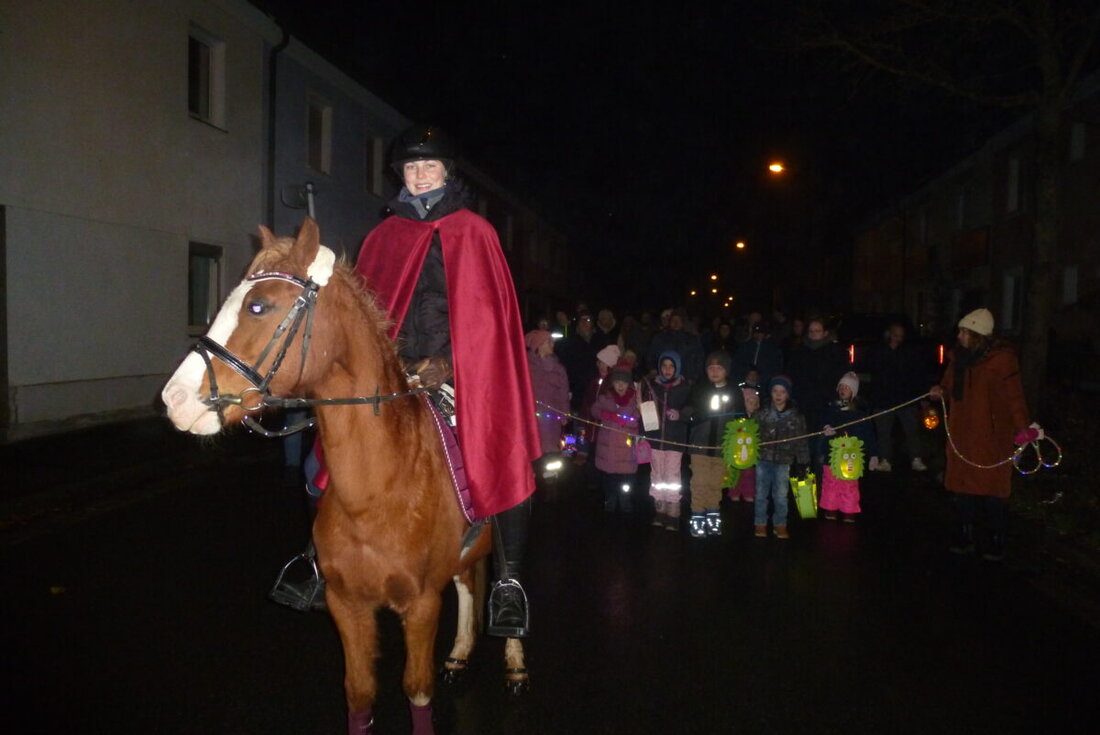 Kaltenbrunn. Kinder und Erwachsene feierten den heiligen Martin in einer ökumenischen Andacht, wobei die Legende lebendig dargestellt und ein Lichtermeer den Abend verzauberte. Der Elternbeirat des Kindergartens St. Martin bot Kinderpunsch und Glühwein, während die Feuerwehr für Sicherheit und Wärme sorgte.