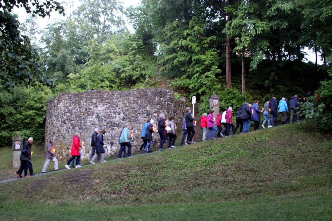 Parkstein. Am Abend des 25. Mai fand eine Lichterprozession zur Bergkirche statt, gefolgt von einer Maiandacht, organisiert vom katholischen Frauen- und Männerverein.