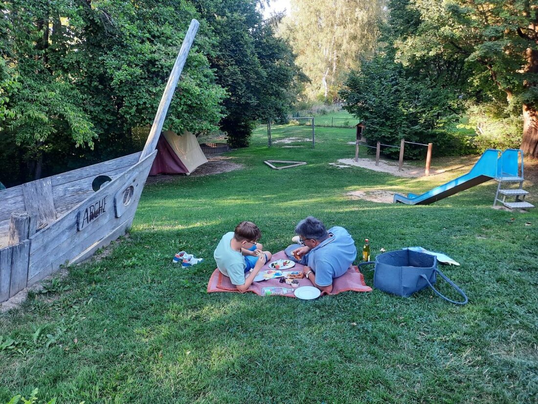 Tirschenreuth. Unter dem Motto „Liebe kann man sehen“ erlebten 80 Kinder und Erwachsene im Ferienprogramm in der neu renovierten Erlöserkirche zwei „Hab-Dich-Lieb-Abende“ voller Spiel, Nähe und Sinn.