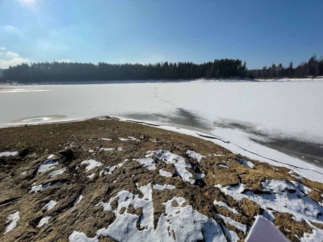 Plößberg/Schwandorf. Auf dem Eixendorfer See und Liebensteinspeicher hat sich eine Eisschicht gebildet. Das Wasserwirtschaftsamt Weiden warnt: Der stauregulierte Untergrund macht das Betreten lebensgefährlich. 