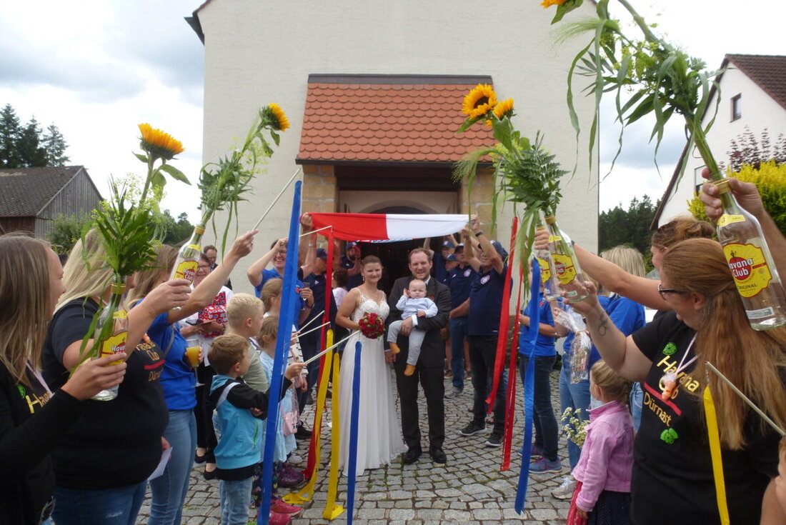 Dürnast. Alexander und Vanessa Wagner feierten ihre Hochzeit und die Taufe ihres Sohnes Leopold in der Marienkirche als doppeltes Fest. Ihre Liebe begann 2017 in Nürnberg und führte sie über Verlobung am Schönberger Strand zur Eheschließung.