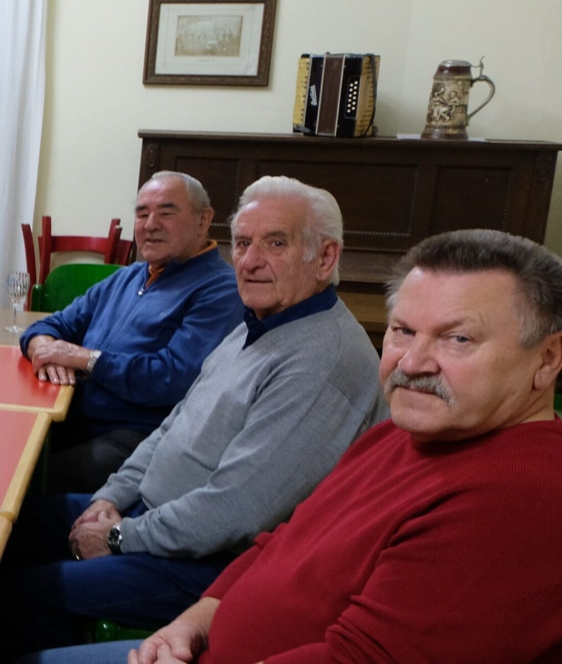 Floß. Der Liederkranz 1862 steht vor der Auflösung, die Entscheidung fällt am 8. März 2025 auf der Jahreshauptversammlung. Trotz der drohenden Auflösung könnte sich bei entsprechender Mitgliederbeteiligung ein freiwilliger Sängerkreis bilden.