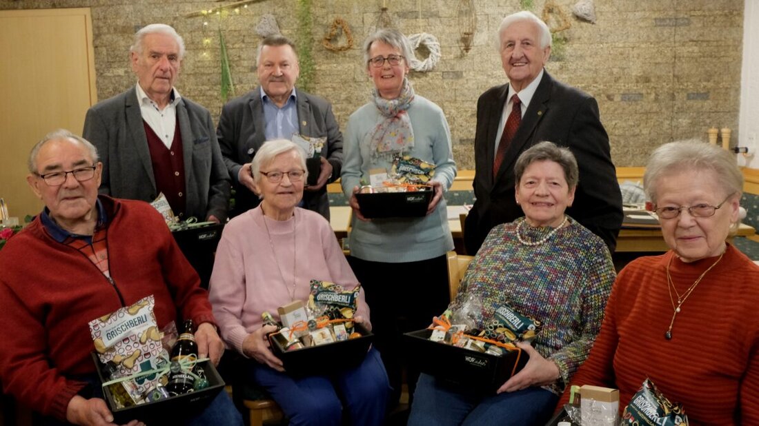 Floß. Der Verein Liederkranz 1862 dankt für jahrzehntelanges ehrenamtliches Engagement und spendet sein Vermögen an lokale Einrichtungen. Die Vereinsfahne wird dem Heimatmuseum Flosser Amt als kulturelles Erbe übergeben.