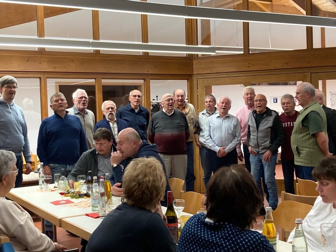 Leuchtenberg. Der Männergesangverein Liederkranz feierte einen Dankeschön-Weinabend mit Holger Scheufler und kostete den Geschenkwein der Grünsfelder. Neue Sänger sind willkommen. Probe donnerstags, 19.30 Uhr, Sängerstube.