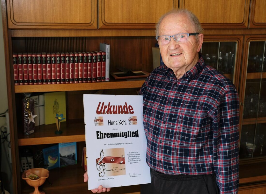 Eschenbach. Seit 80 Jahren gibt Hans Kohl dem Chorsingen eine starke Stimme und prägt die Liedertafel. Der 95-Jährige wurde bei der Generalversammlung für sein Lebenswerk geehrt und bleibt als Stimme und Vereinsmensch Vorbild.