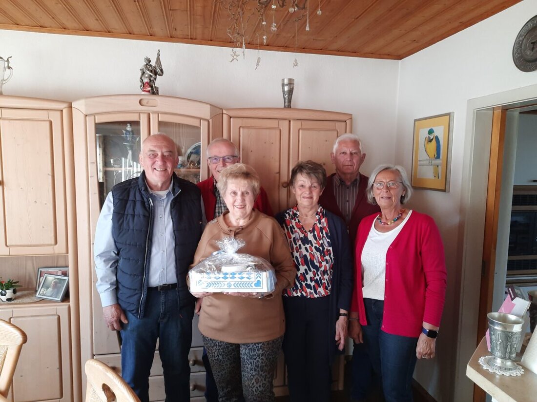 Pressath. Das Ehrenmitglied des TSV, Lilo Lips, feierte ihren 85. Geburtstag. So war es selbstverständlich, dass Vertreter des Vereins, die auch seit langem Wegbegleiter sind, ihr alles Gute wünschten.