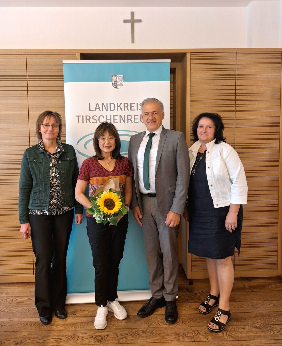 Tirschenreuth. Ballettlehrerin Linda Chew wurde nach über 34 Jahren bei der Kreismusikschule in den Ruhestand verabschiedet. Landrat und Personalratsvorsitzende dankten für ihr langjähriges Engagement.