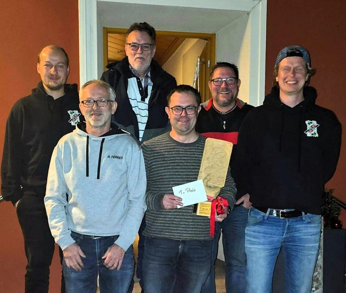 Kohlberg. Die Kohlberger-Katterer richteten die 17. Marktmeisterschaft im Schafkopf aus. Bernhard Lindner siegte mit 128 Punkten und ist zum dritten Mal Marktmeister; 32 spielten mit, 10 Prozent gehen an Kindergarten Arche Noach.