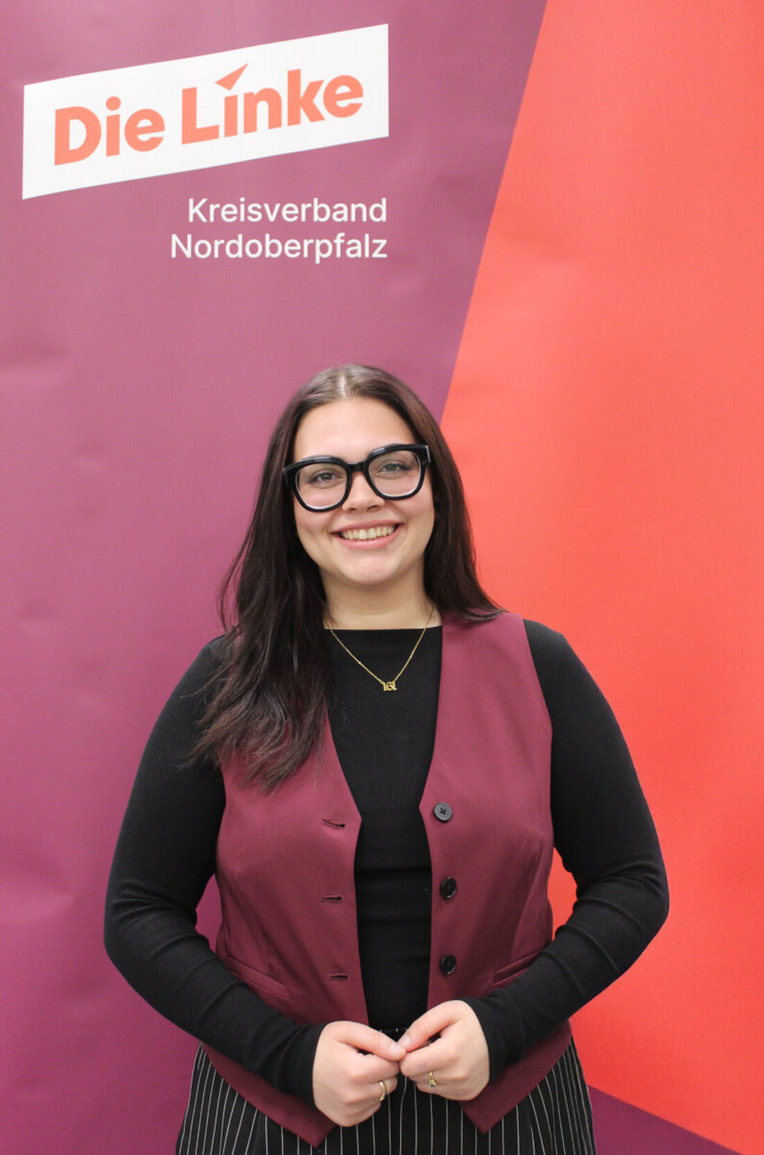 Tirschenreuth. Die Linke nominiert die 22-jährige Annie Schraml einstimmig zur Bürgermeisterkandidatin und tritt mit eigener Stadtratsliste an. Schwerpunkte sind Gesundheit vor Ort, bezahlbarer Wohnraum, Jugend und besserer ÖPNV.