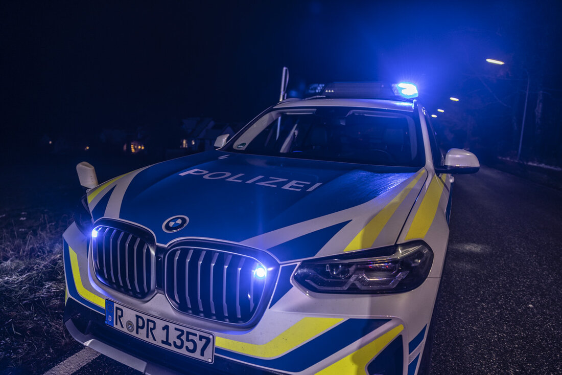 Leonberg. Auf der B 15 kollidierte ein 34-jähriger Mercedes-Fahrer beim Linksabbiegen mit einem 46-jährigen Tesla-Fahrer. Vier Menschen wurden leicht verletzt. Es gab eine kurze Sperrung, der Schaden liegt bei rund 50.000 Euro.