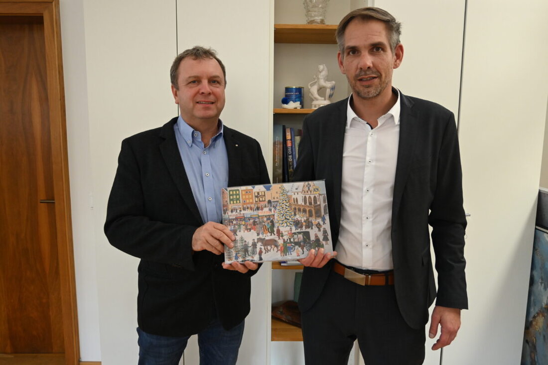 Amberg. Der Lions-Club startet den Adventskalender 2026: Für 9,50 Euro winken Gewinnchancen, 3.500 Stück sind ab Ende Oktober in Geschäften und im November auf der Krambrücke erhältlich. Der Erlös unterstützt soziale Projekte.