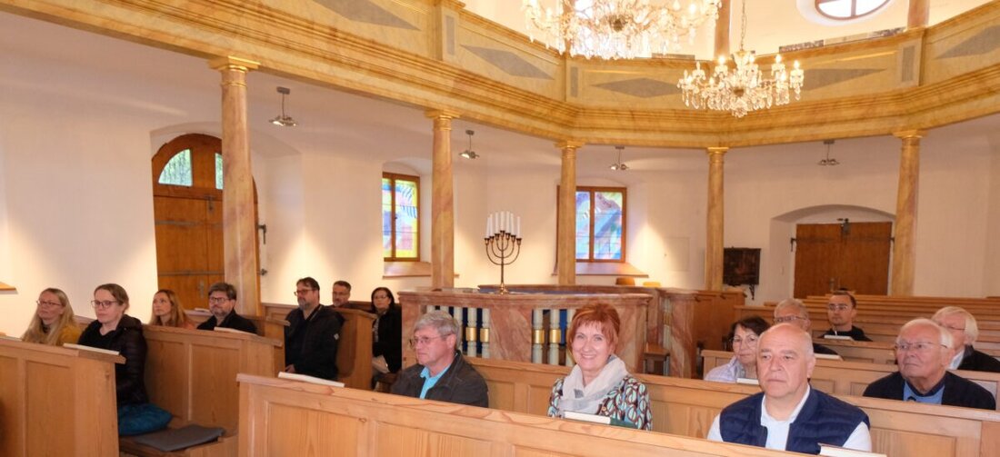 Floß/Neustadt. Der Lions-Club Neustadt besuchte die Flosser Synagoge und erhielt von Ex-Bürgermeister Fred Lehner einen Vortrag über 341 Jahre jüdische Geschichte. Präsidentin Andrea Gollwitzer lobte das kulturelle Engagement und die Bedeutung der Synagoge.