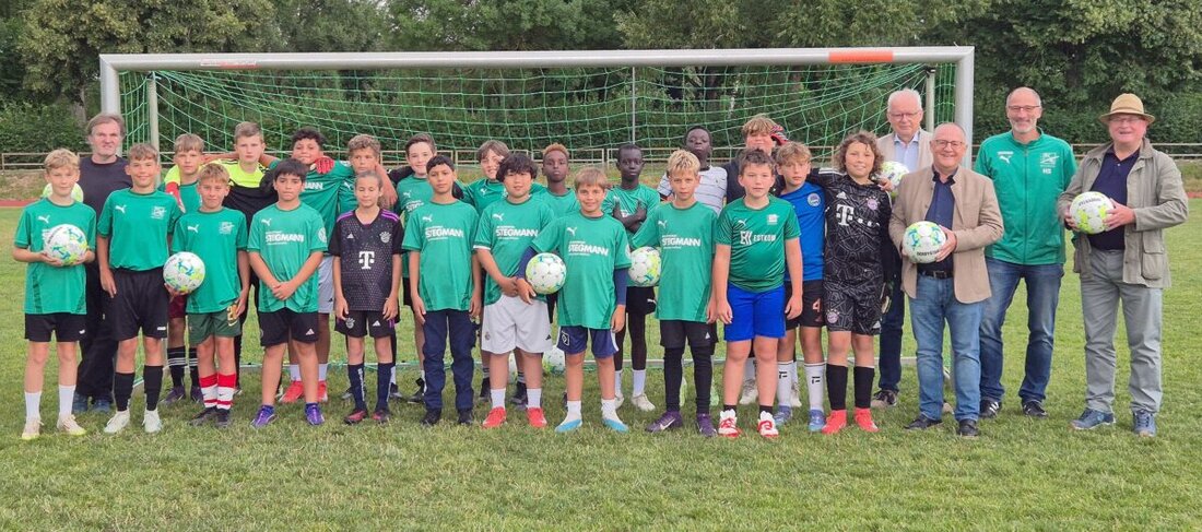 Weiden. Mit einer Spende von 1000 Euro unterstützt der Lions Club Weiden die Jugendarbeit des FC Weiden-Ost e.V. 