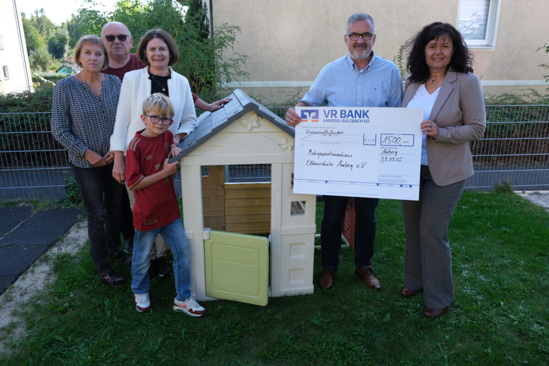Amberg. Der Lions-Club spendet 1500 Euro an die Elternschule für den Kinderspielplatz und finanziert ein Spielhaus, einen neuen Sandkasten mit Sonnensegel sowie Sandspielzeug.