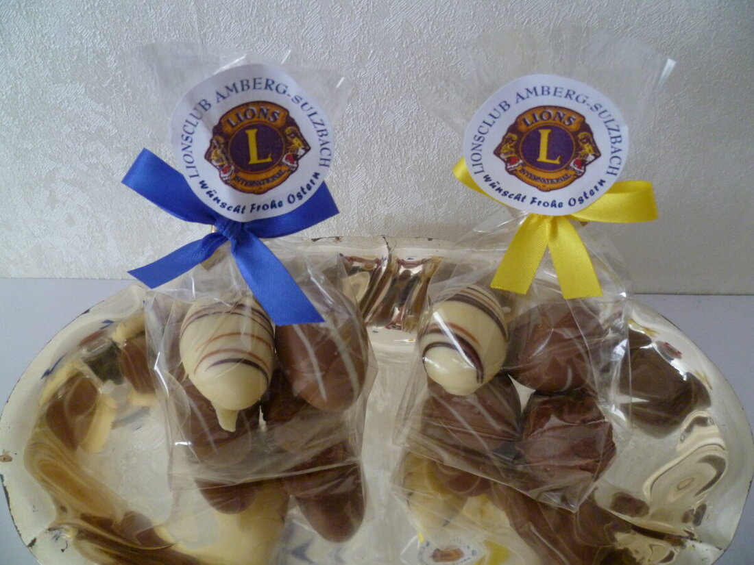 Amberg. Zum 13. Mal verkauft der Lions-Club Benefiz-Schokoladeneier für lokale Kinder- und Jugendprojekte, produziert von der Confiserie Seidl. Ein 80-Gramm-Päckchen kostet 5 Euro und enthält vier verschiedene Schoko-Ei-Pralinen.