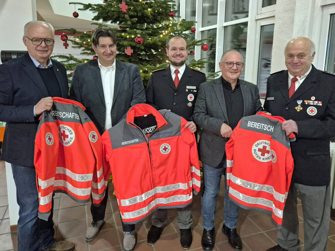 Weiden. Stark beeindruckt zeigten sich die beiden Vertreter des Lions Clubs Weiden, Präsident Dr. Franz Wach und Hilfswerksvorsitzender Dr. Elmar Baumer, beim Besuch in der BRK-Bereitschaft Weiden, um eine Spende von 2.150 Euro zu übergeben.