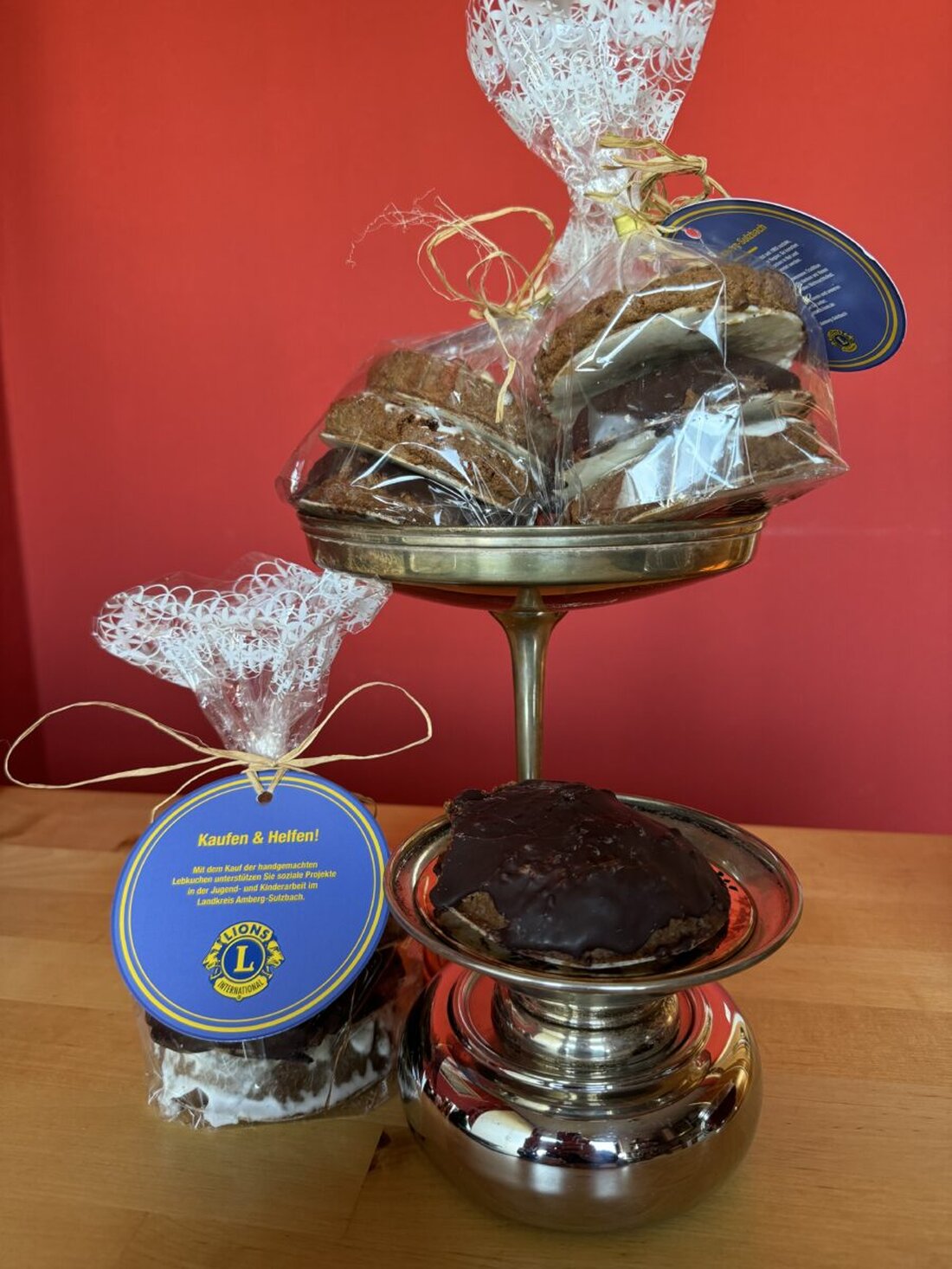 Amberg. Der Lions Club Amberg-Sulzbach startet mit „Helfen & Genießen“ und verkauft Lebkuchen; eine Packung kostet acht Euro. Am 6. Dezember ab 8 Uhr Christbäume bei Sterk in Raigering. Erlös kommt Kindern und Jugendlichen zugute.