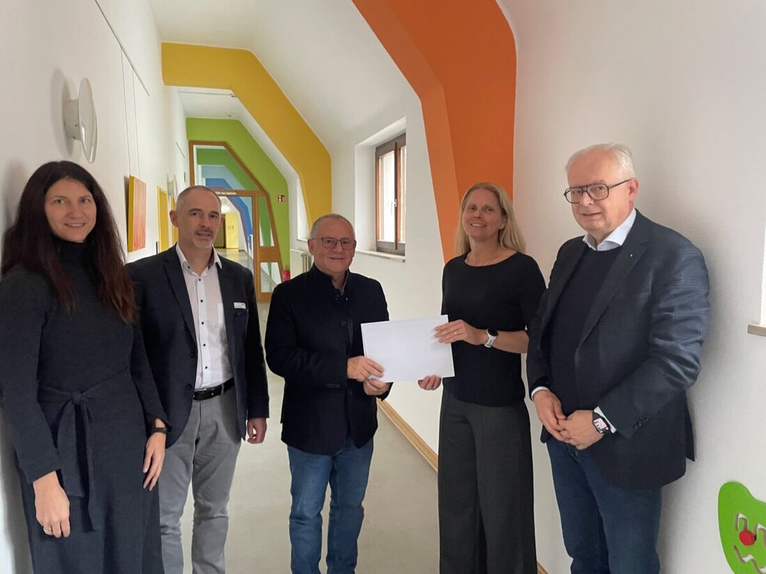 Weiden. Der Lionsclub Weiden spendete 1500 Euro an das Sozialpädiatrische Zentrum am Klinikum Weiden zur Unterstützung eines wissenschaftlichen Projekts zur Bewegungsanalyse. Jährlich werden dort rund 5500 Patienten mit Entwicklungsstörungen und chronischen Erkrankungen behandelt.