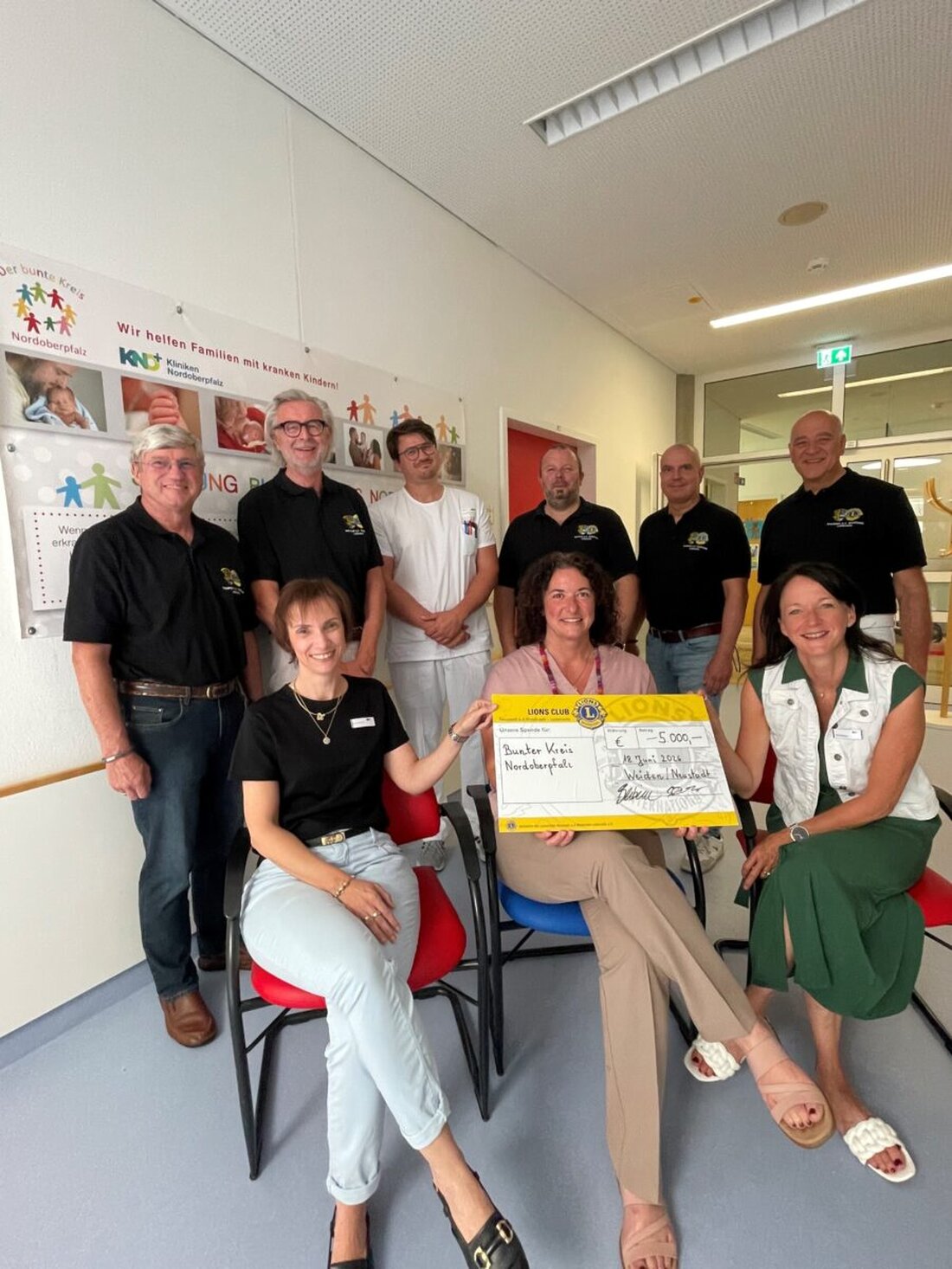 Weiden. Der Lionsclub Neustadt/WN Lobkowitz spendet dem Bunten Kreis Nordoberpfalz 5.000 Euro aus einer Benefiz-Krapfenaktion. Die Hilfe kommt Familien mit schwerkranken Kindern in der Kinderklinik zugute.