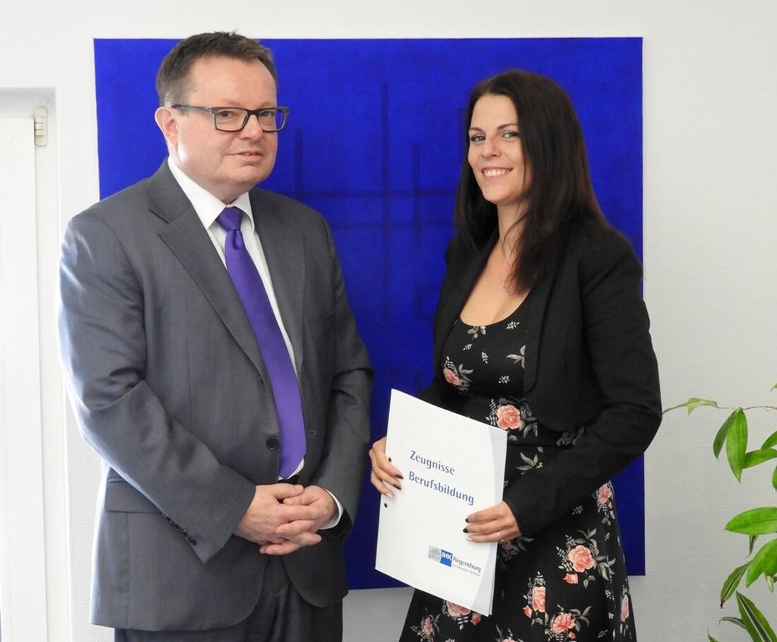 Weiherhammer. Die Mühe hat sich gelohnt: Mit einem hervorragenden Abschluss in der Tasche unterschrieb Lisa Heinz beim ÜBZO in Weiherhammer direkt ihren Arbeitsvertrag.  Prof. Dr. Erich Bauer, Geschäftsführer des Überbetrieblichen [&hellip;]