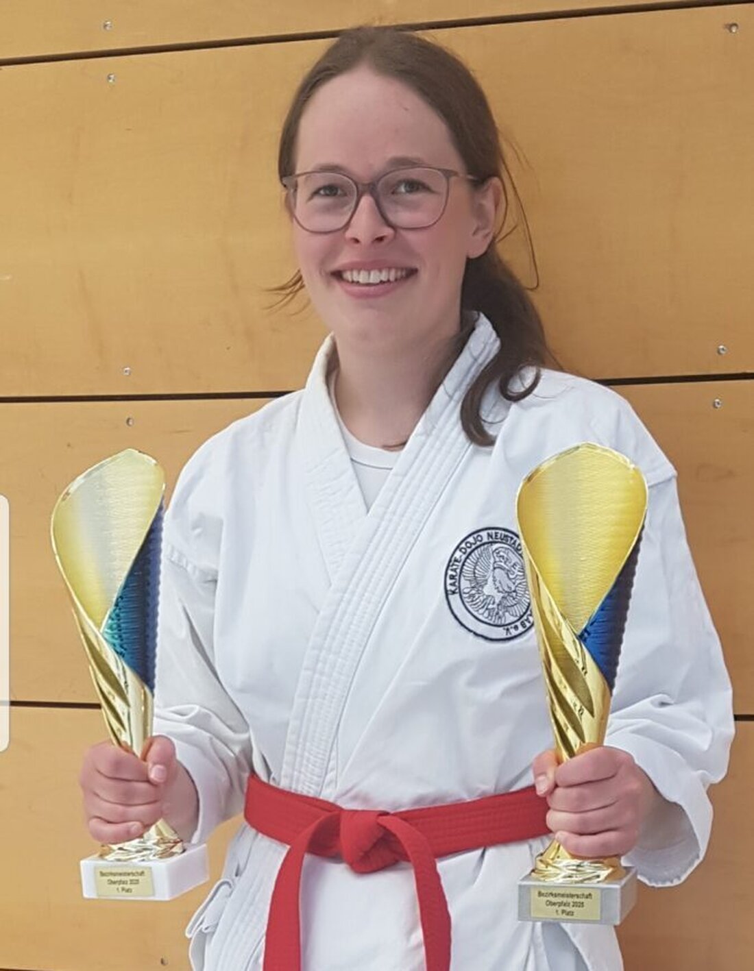 Roding. Bei den Karate-Oberpfalzmeisterschaften 2025 gewann Lisa Urban aus Neustadt zwei 1. Plätze in den Disziplinen Kata und Kumite.