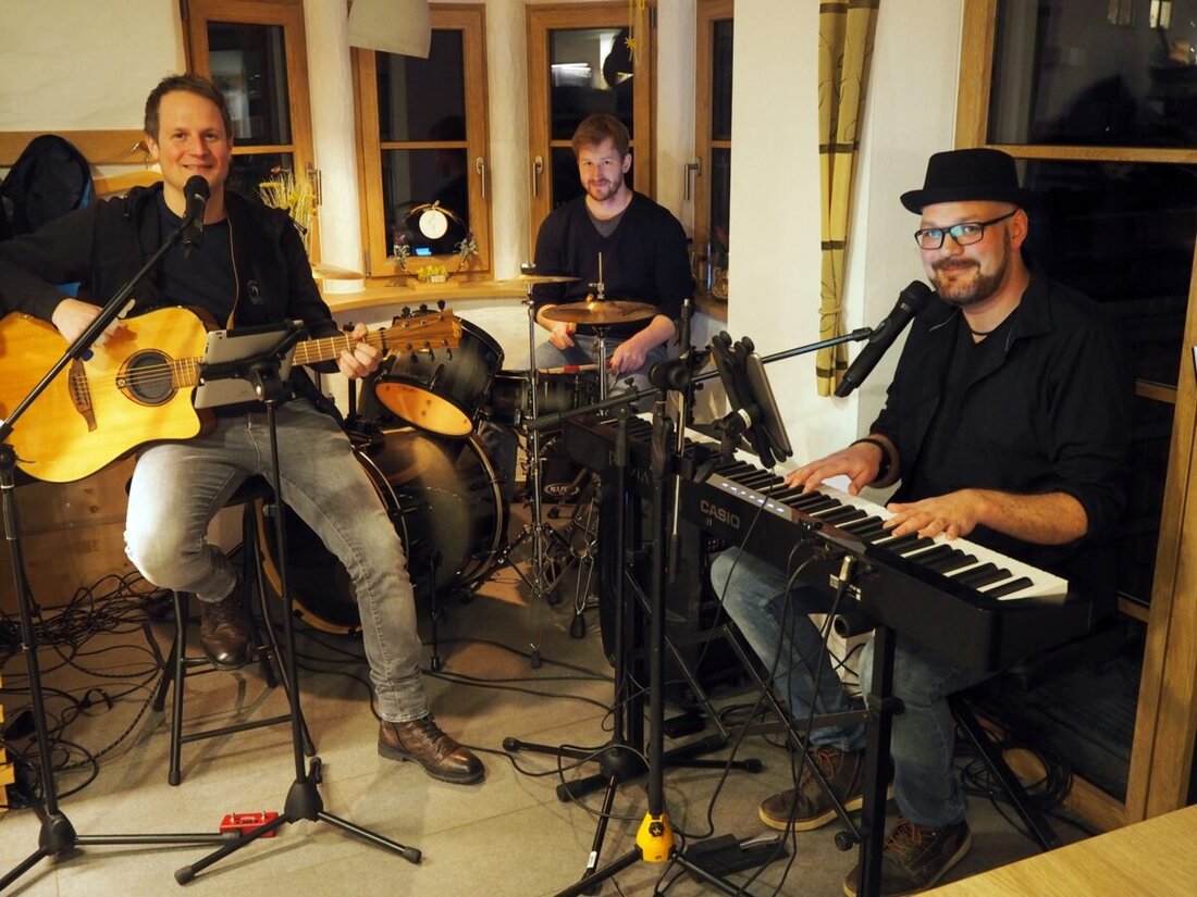 Bärnau. Am 17. April ab 19 Uhr bietet der Gasthof zur Post Musik querbeet: vier Acts aus der Region liefern Volksmusik, Schlager, Indie-Rock und Oldies. Der Eintritt erfolgt gegen Hutspende; Reservierungen per E-Mail und im Lokal.