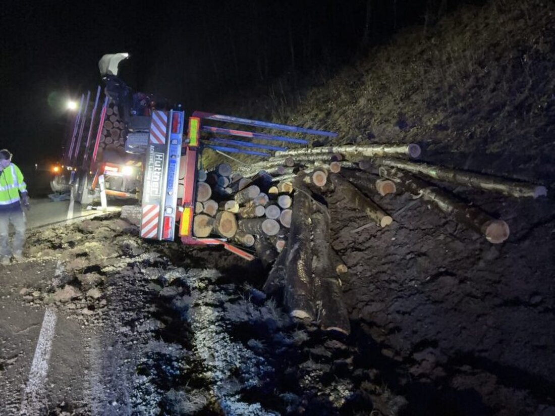 Hahnbach. Auf der B14 kippte am Freitag gegen 2.45 Uhr der Anhänger eines mit Holz beladenen Lastwagens zwischen Hahnbach und Gebenbach um. Der 26-jährige Fahrer blieb unverletzt, die Straße war stundenlang gesperrt.