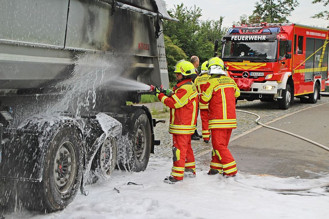 Neustadt/WN/Windischeschenbach. Schockmoment für eine Lkw-Fahrerin aus Niederbayern: Gegen 7 Uhr heute Morgen war sie mit ihrem 40-Tonner auf der A93 in Richtung Hof unterwegs, als sie zwischen den Anschlusstellen Neustadt/WN [&hellip;]