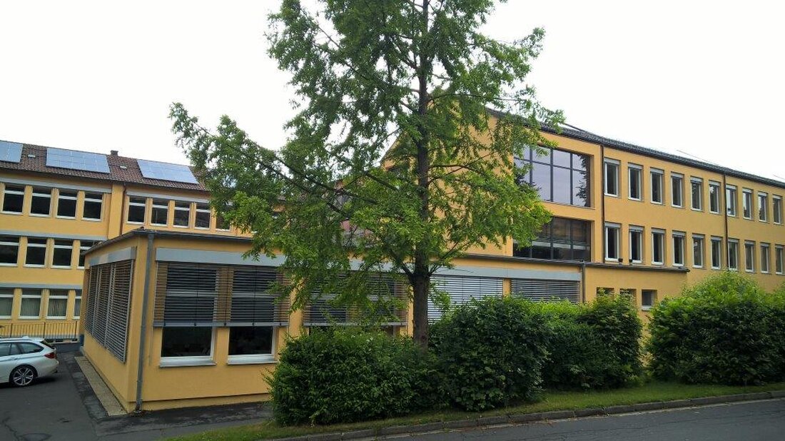 Neustadt/WN. Am Felix in Neustadt/WN waren Schmierfinken unterwegs, die an der Lobkowitz-Realschule rund 500 Euro Schaden angerichtet haben.  Wie die Polizei Neustadt/WN mitteilt, haben die Täter zwischen Freitagmittag und Sonntagvormittag [&hellip;]