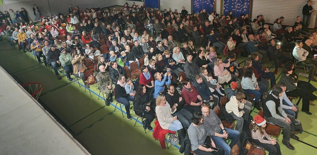 Neustadt/WN. Mit einem „Hauch von Weihnachten“ führte das Programm der Lobkowitz-Realschule Neustadt/WN durch einen musikalisch festlichen Abend – doch bald zeigte sich: Es war weit mehr als ein Hauch. Die vielen Ensembles ließen einen kräftigen, überraschenden musikalischen Luftzug durch die vollbesetzte Turnhalle wehen. 