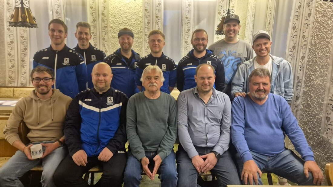 Eslarn. Der Löwenfanclub e.V. feierte in seiner Jahreshauptversammlung Mitgliederehrungen und bestätigte das Führungsteam. Veranstaltungen, Fahrten und der Mitgliederstand von 318 waren Themen, dazu kamen Ehrungen für jahrelange Treue und eine Vorschau auf kommende Ereignisse.