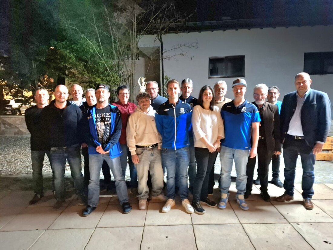 Eslarn. Bei der Jahreshauptversammlung standen Ehrungen treuer Mitglieder und die Ernennung von zwei Ehrenmitgliedern im Mittelpunkt. Der Fanclub plant Touren und Feste, kämpft mit 17 Tickets und Buskosten von 1.000 Euro.