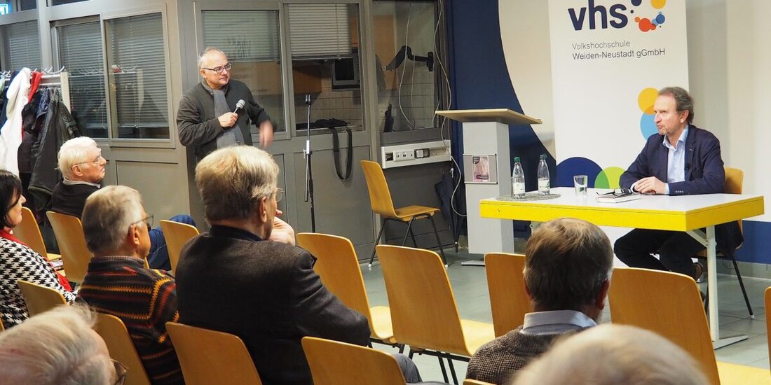 Eckhard Lohse präsentiert sein Buch über Angela Merkels Kanzlerschaft, lobt und kritisiert ihre Politik. Er beleuchtet Merkels Risikoscheu und die Folgen ihrer Entscheidungen auf Deutschland.