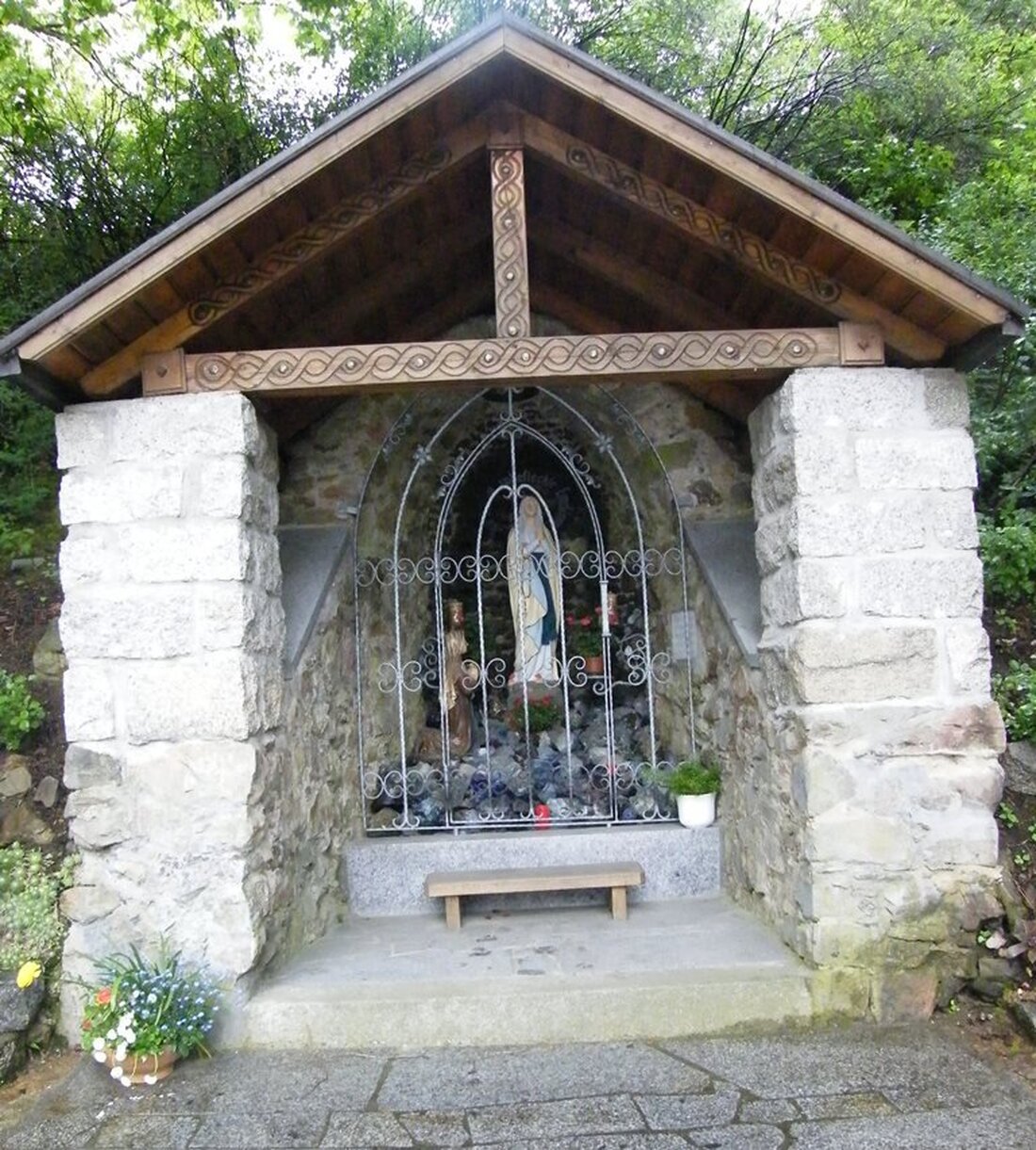 Döllnitz. 110 Jahre gibt es schon die Lourdesgrotte in Döllnitz – heuer finden hier aber weniger Gebetszusammenkünfte statt.  Von Sieglinde Schärtl  Lourdes ist der drittgrößte Marienwallfahrtsort der Welt und der [&hellip;]