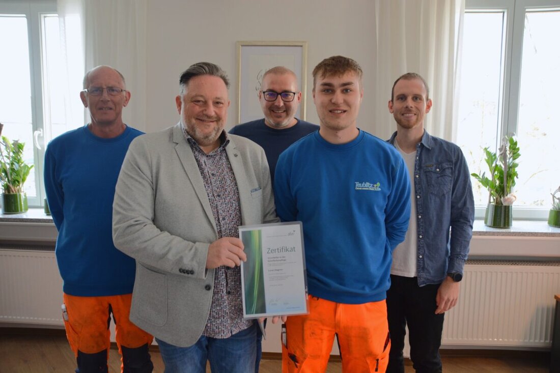 Teublitz. Lucas Stegerer hat erfolgreich den Fortbildungslehrgang zum "Vorarbeiter in der Grünflächenpflege" absolviert.