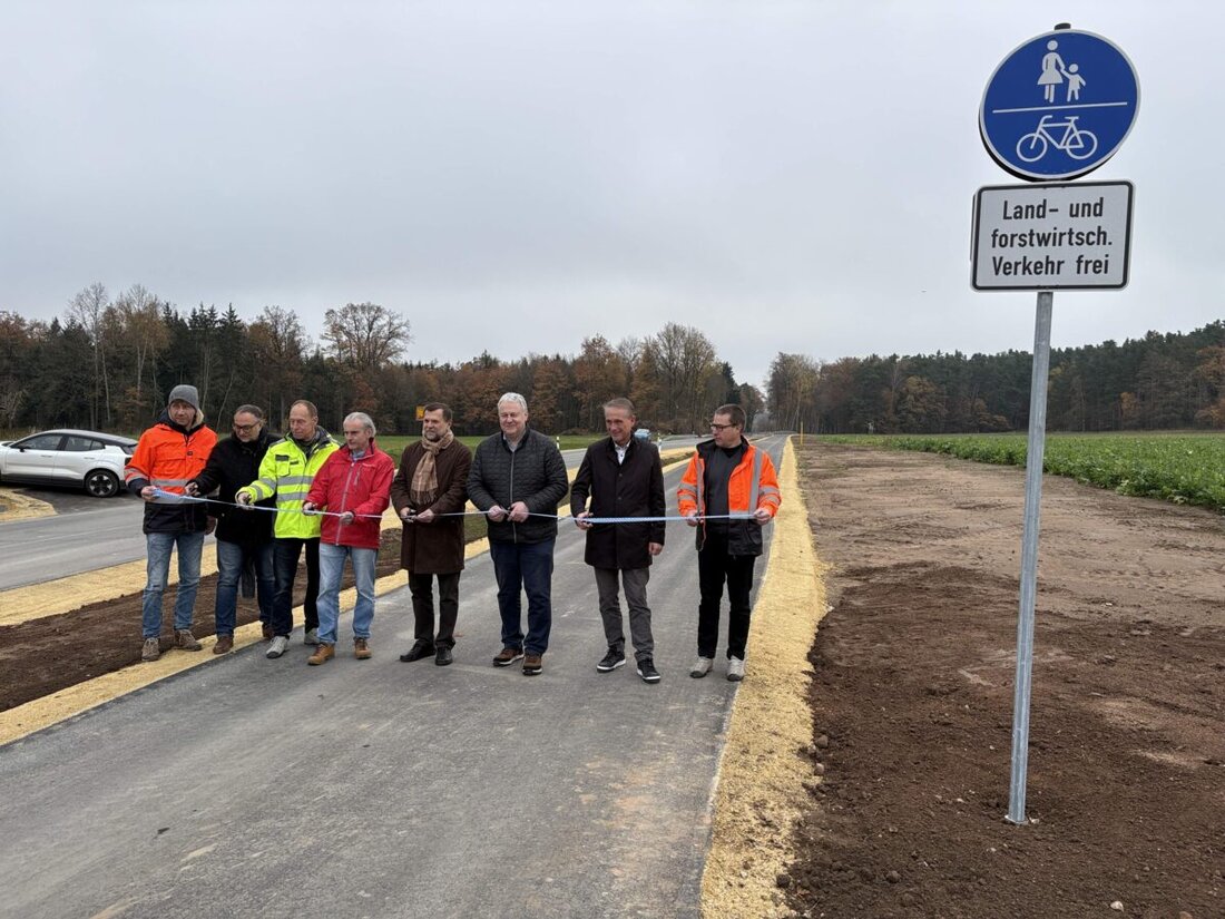 Amberg/Sulzbach-Rosenberg. Die Freude war den Bürgermeistern und dem Landrat anzusehen: Die Radwegverbindung Obersdorf-Altmannshof ist der letzte Lückenschluss zwischen Amberg und Sulzbach. Wie das Landratsamt in seiner Pressemitteilung schreibt, hat Obersdorf auch eine neue Ortsdurchfahrt bekommen.