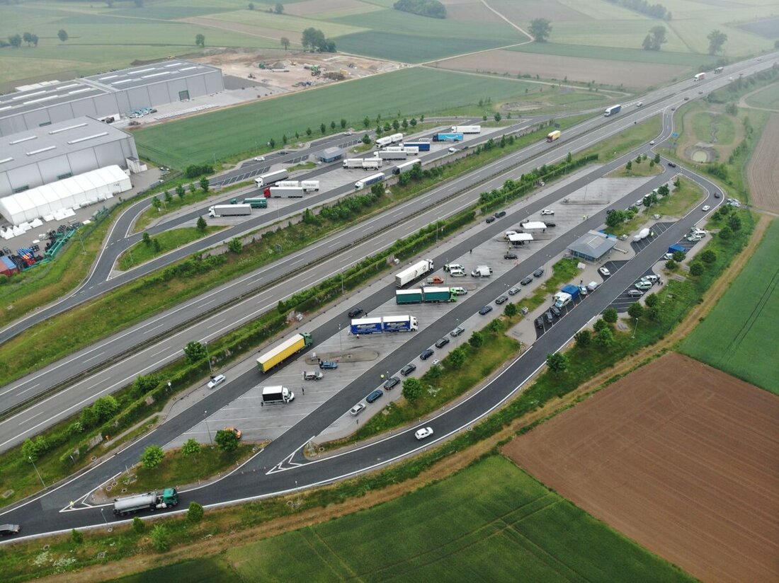Pfreimd. Bei einer großangelegten Kontrolle auf der Autobahn A93 wurden rund 700 Personen kontrolliert und diverse Verstöße festgestellt. Es handelt sich um eine Fortbildungsmaßnahme zur Bekämpfung grenzüberschreitender Kriminalität.