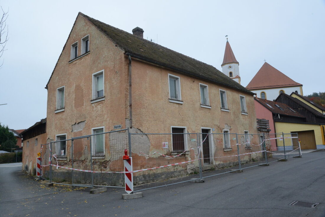 Luhe-Wildenau. Der Marktgemeinderat beschließt unter anderem den Abbruch des Hauses Kirchenstraße 6 mit Städtebauförderungsmitteln und diskutiert neue Grundsteuerhebesätze.